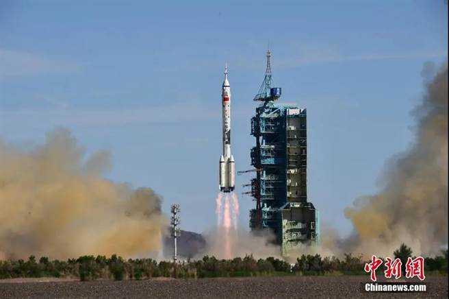 长征二号F遥十二运载火箭发射升空。（中新社）
