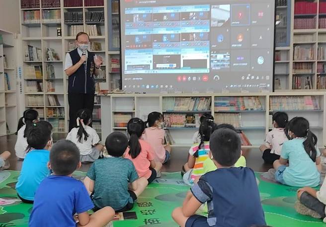 教育局长杨振升化身说故事爸爸，透过绘本阅读，要将防灾变成一种生活态度。（陈淑娥摄）