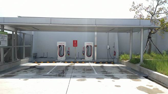 愛買是首家積極佈局EV充電站的量販店。（愛買提供）