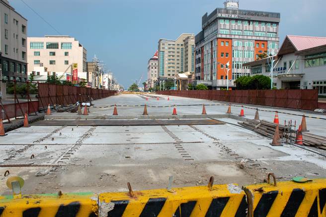 大智路雨水下水道结构体顶板长期受潮，造成混凝土碎裂剥落、钢筋锈蚀，影响排水功能。（陈淑娥摄）