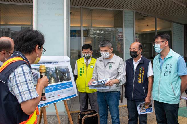 立法院副院长蔡其昌17日会勘梧栖区大智路雨水下水道淹水情形。（陈淑娥摄）