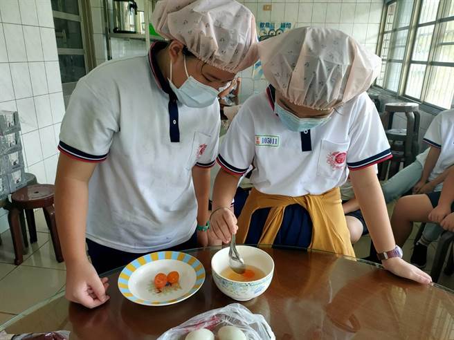 台南市官田國小學童自製菱角口味月餅，贈送給官田衛生所防疫人員。（官田國小提供／劉秀芬台南傳真）