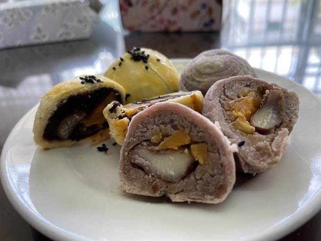 台南市官田國小學童自製菱角口味月餅，贈送給官田衛生所防疫人員。（官田國小提供／劉秀芬台南傳真）