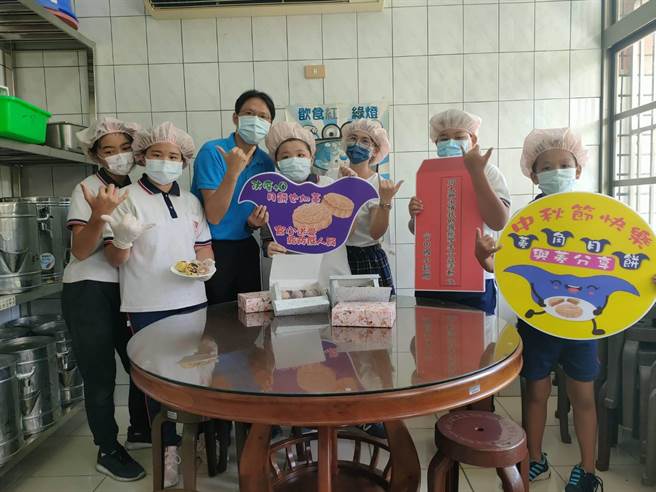 台南市官田國小學童自製菱角口味月餅，贈送給官田衛生所防疫人員。（官田國小提供／劉秀芬台南傳真）