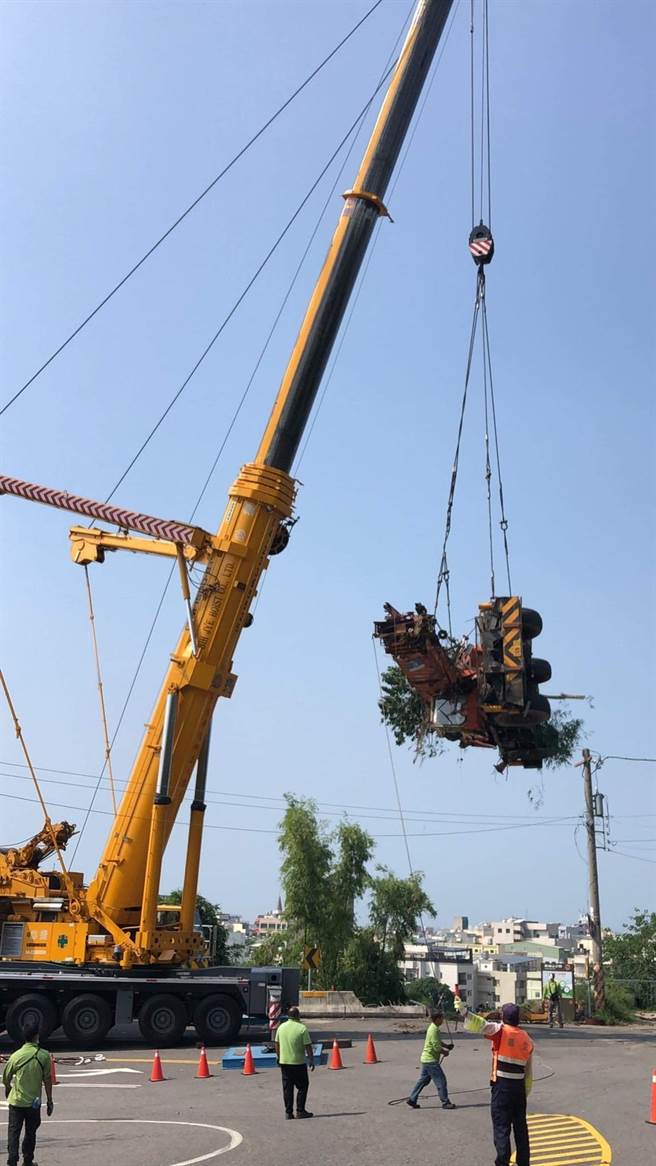 45吨重型机械全吊车昨日坠落鳌峰山边坡，今日已被吊起。（摘自记者爆料王／陈淑娥台中传真）
