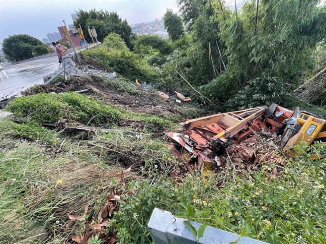 45吨重型机械全吊车昨日坠落鳌峰山边坡。（民眾提供／陈淑娥台中传真）