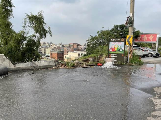 45吨重型机械全吊车昨日坠落鳌峰山边坡。（民眾提供／陈淑娥台中传真）