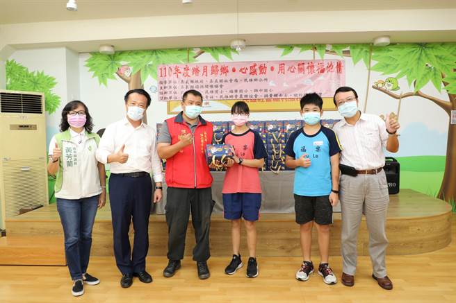 福池关怀协会号召企业、社团，在中秋前夕捐赠月饼给学童。（嘉县政府提供／张亦惠嘉县传真）