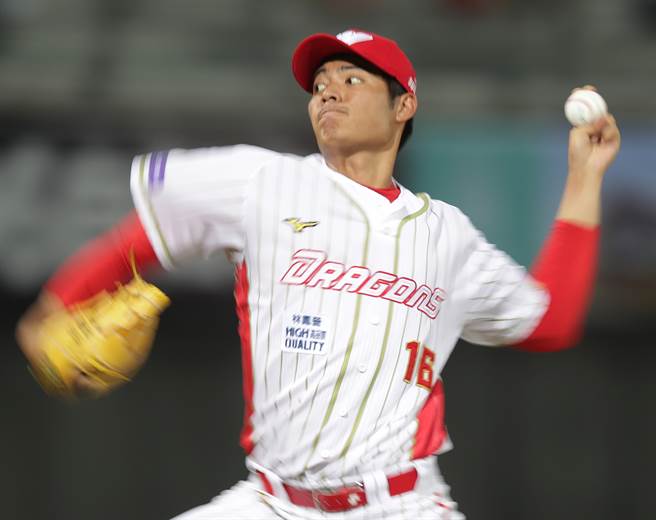 味全龍隊王維中7.2局無失分繳出返台代表作。（季志翔攝）