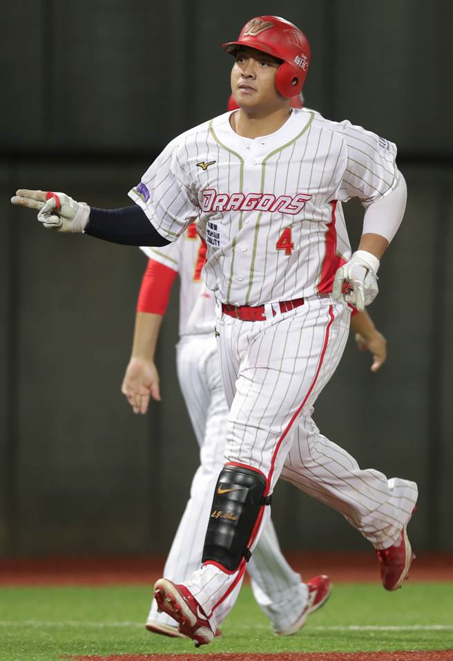 味全龙队吉力吉捞．巩冠开轰。（季志翔摄）