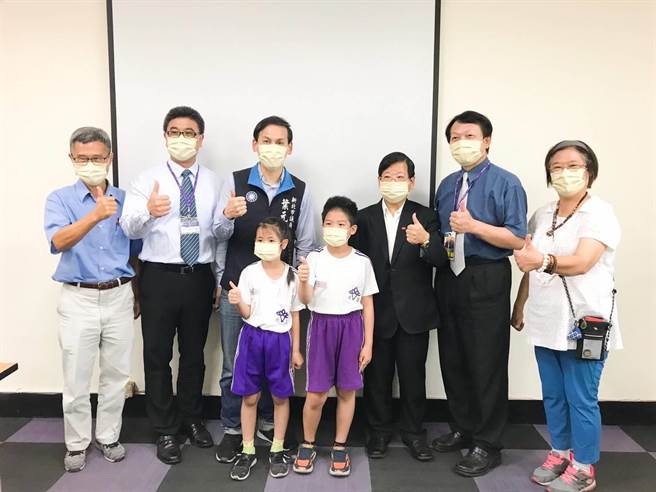 新北市议员叶元之今（17日）媒合万泰科技捐赠上万片抗菌口罩，给莒光国小全体师生。(叶元之提供)