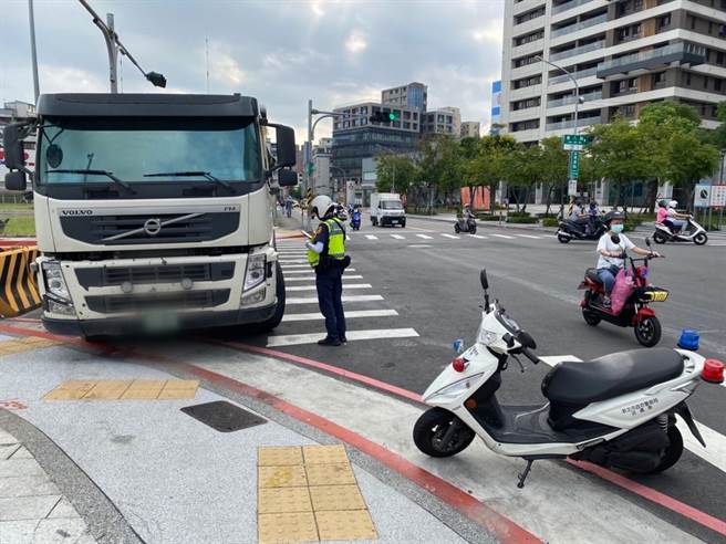 尖峰時間如遇大型車輛違規，易造成交通阻塞。新北市中和警分局持續派遣警力於連城路、中正路等車流較多路段實行攔檢。（中和警分局提供）
