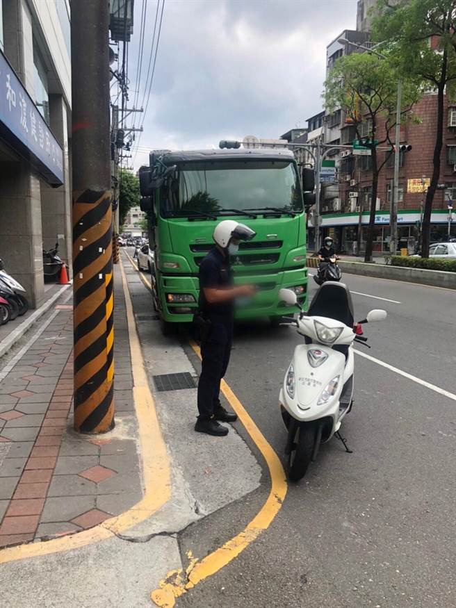 尖峰時間如遇大型車輛違規，易造成交通阻塞。新北市中和警分局持續派遣警力於連城路、中正路等車流較多路段實行攔檢。（中和警分局提供）