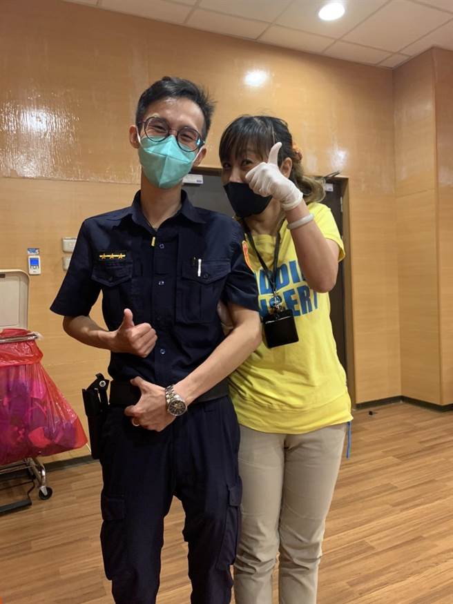 不到50公斤的警員許宏紳背起約莫100公斤的長者至輪椅上並通知119救護車送至永和耕莘醫院。（永和警分局提供）