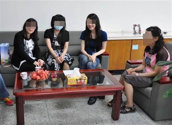 蒋姓女税务员(右2)4年来没上过一天班，却领了105万，还优先施打疫苗，打完继续请假，引发轩然大波。(图／南投县税务局网站)