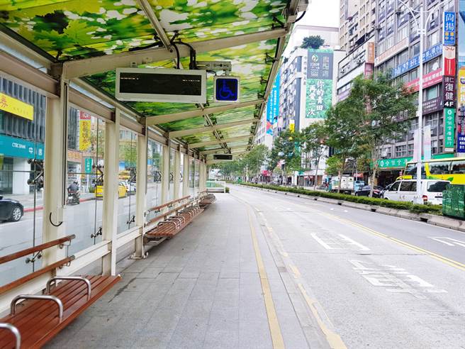 一名赖姓男子在新竹市内公车站中对未成年少女言语骚扰，造到法律制裁。（示意图／Shutterstock）