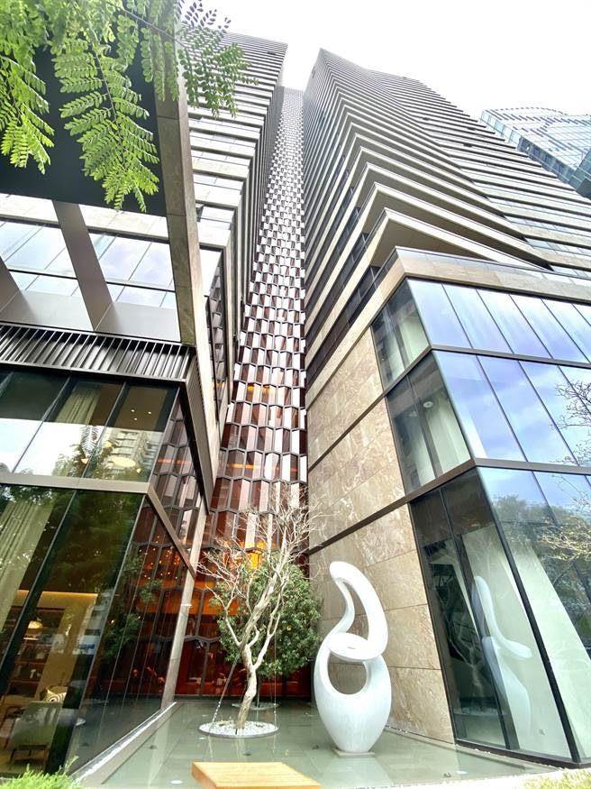 义大利国宝建筑师Antonio Citterio，来台中设计的「丽格」作品，以琥珀蜂巢格窗与南非矿石的雕塑性量体成为七期焦点。（卢金足摄）