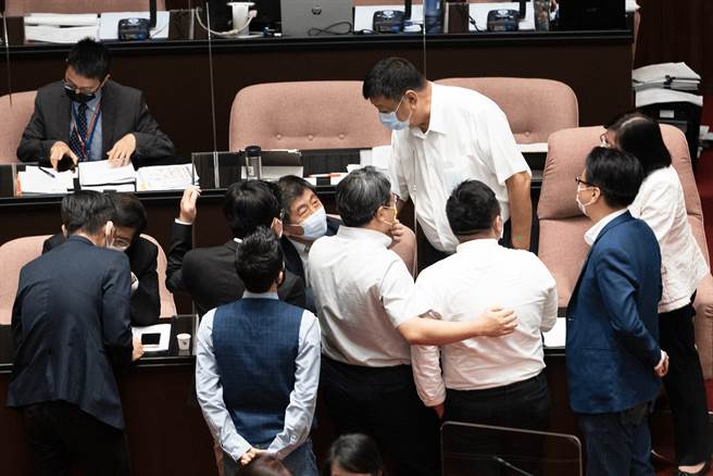 时代力量立委王婉谕表示，国民党杯葛结果就是苏贞昌与陈时中乐得清閒，民进党立委们还在暗自窃喜。(图／王婉谕脸书)