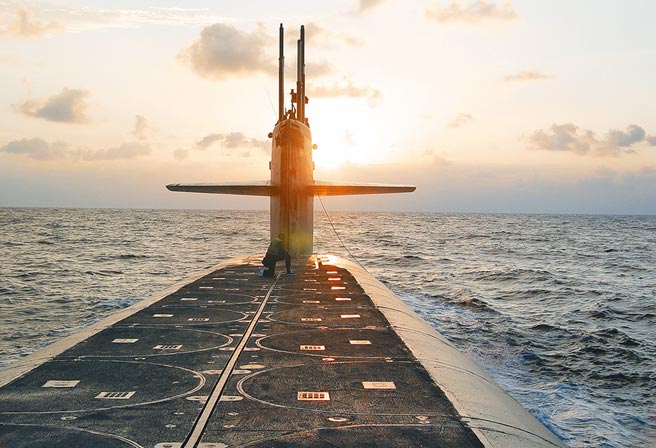 美国总统拜登、澳洲总理莫里森及英国首相强森15日共同宣布，英美要协助澳洲打造一支核动力潜舰舰队。图为美国俄亥俄级核动力潜舰「怀俄明号」。（美联社）