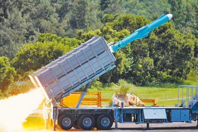 雄二机动飞弹发射车，机动发射的雄风二型飞弹。（摘自中科院）