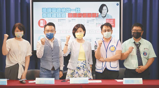 国民党文传会主委王育敏（中）、副主委王鸿薇（左一）、立委洪孟楷（左二）、新北计程车客运商业同业公会理事长林胜文（右二）与计程车司机高先生（右一），16日为300万莫德纳孤儿请命，呼吁蔡政府应向莫德纳积极催货。（季志翔摄）