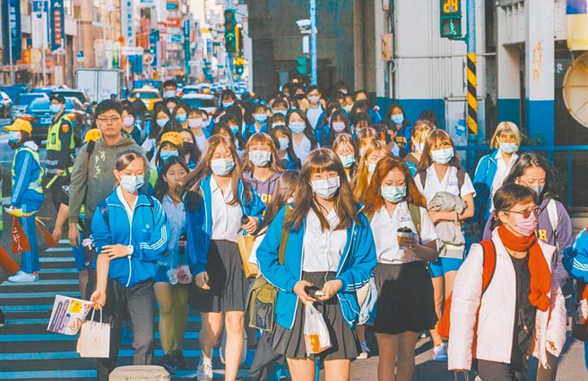 高端疫苗启动混打试验，引来莫粉争议。由于23日起，校园将开打辉瑞BNT疫苗，家长恐慌担心会不会高端下一个混打疫苗是BNT？（本报资料照片）