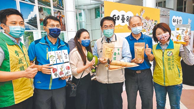 台南市长黄伟哲（右三）16日表示，市府今年首栋五倍券抽奖房屋位在永康区的市中心大楼，有3个房间，价值700多万元。（程炳璋摄）