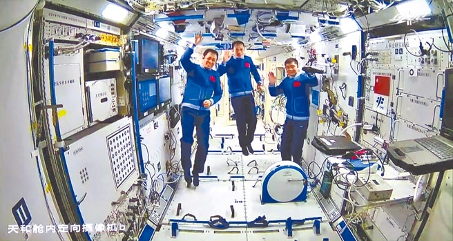 神舟12号载人飞船16日撤离太空站组合体，3名太空人将结束90天的太空生活，刷新大陆太空人驻留太空的纪录。（中新社）