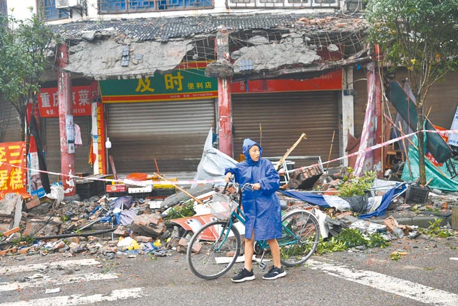 9月16日凌晨4時33分，四川省瀘州市瀘縣發生規模6.0地震，已致3人遇難。圖為震央瀘縣福集鎮受損的農房。（中新社）