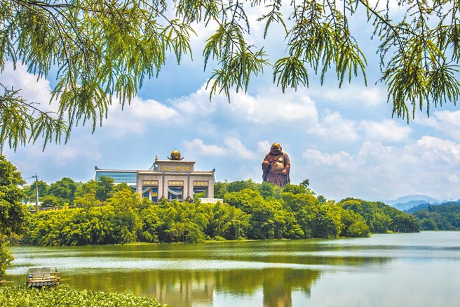 新竹县峨眉乡有风景优美的峨眉湖，获选2021「台湾经典小镇3.0」，原可获600万元补助经费，观光局又以「移缓济急」取消。（罗浚滨摄）