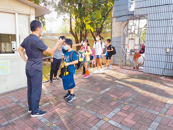 史上最長的暑假結束後，為了迎接學生回到學校上課，各校都採取最高規格做好防疫工作。但秋季教學是否該如期辦理？卻讓學校傷透腦筋。（摘自教育處臉書／謝瓊雲彰化傳真）