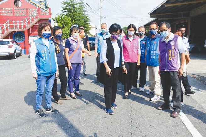 彰化县长王惠美16日到溪湖视察河东路、员鹿路三段、湳底路、信善街等4条道路，当中有些道路10多年来一补再补，严重影响民眾用路安全。（吴建辉摄）