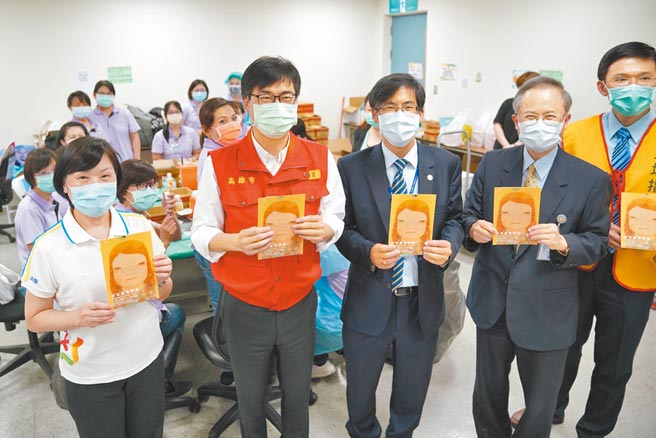 高雄市長陳其邁（左二）16日到高雄巨蛋疫苗接種站，宣布高美館《奈良美智特展》加開「有您真好－醫護專場」。（高巿府提供／曹明正高雄傳真）