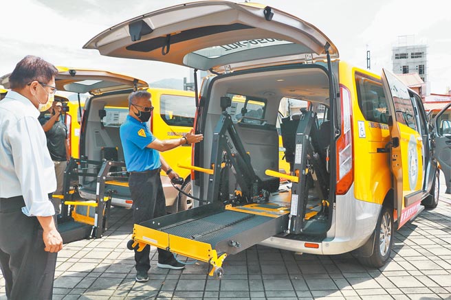 屏东恒春、车城的「小黄公车」6条路线在16日开通，初期只要铜板价10元，持社福卡更享有免费。（谢佳潾摄）