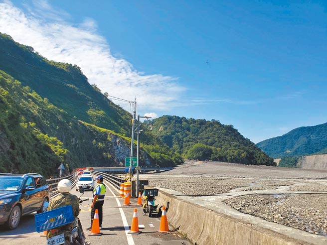 桃源区明霸克露桥涵管便道已抢通，昨日起开放每日6个时段通行，让民眾方便进出。（林雅惠摄）