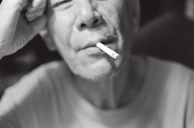 陳璇放上龍劭華生前瀟灑帥氣的黑白照片。（摘自IG）吸菸有害健康