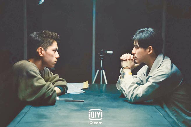 朱轩洋（左）和周渝民剧中的对戏很有看头。（爱奇艺国际站提供）