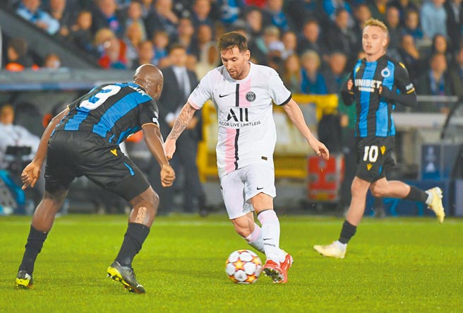 梅西（中）在歐冠聯賽首次為巴黎聖日耳曼先發，可惜對瑞士的布魯日踢滿全場並未貢獻進球。（路透）