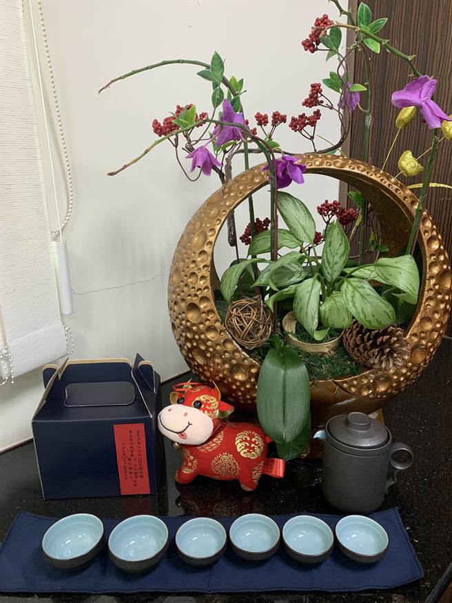 中市警友第四辦事處贈中秋禮行動茶具，讓關心帶著走充好電力再出發。（警方提供）