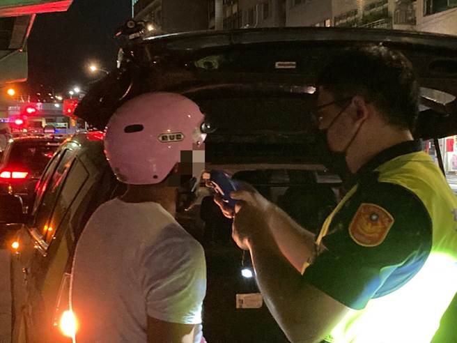無視人命,中秋節前夕台北市警進行酒駕大執法，一晚就查獲11件。(警方提供)