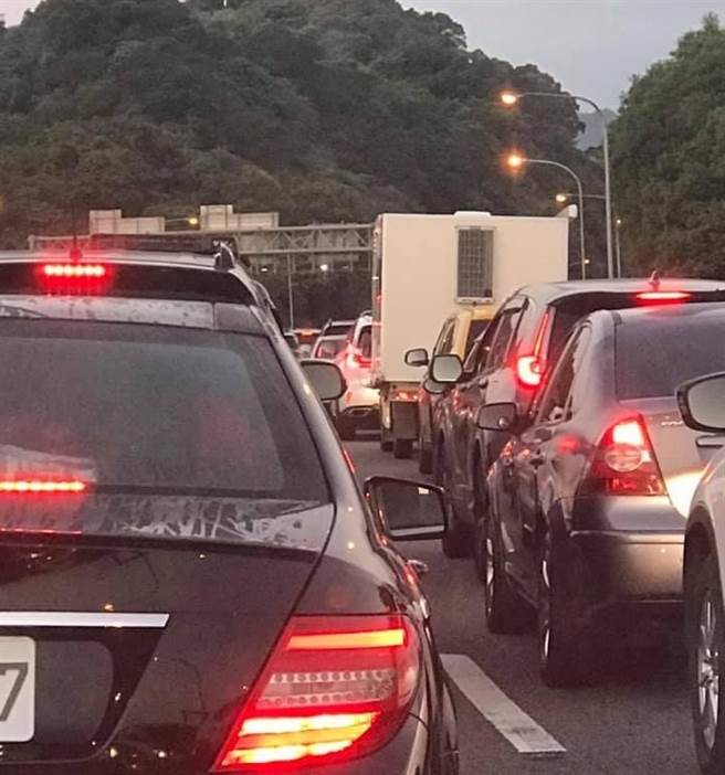國道5號清晨塞爆，慘的是連替代道路台9線北宜公路都塞車。（翻攝宜蘭知識+臉書）