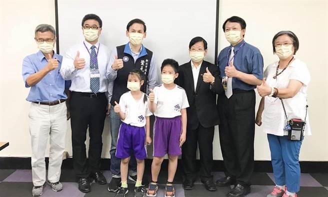 叶元之》万泰科技捐赠板桥万片口罩
。(图/爱传媒提供)