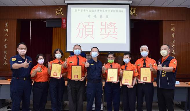 中市警一分局中秋前夕举办「110年度下半年义交常训暨干部训练」会中也颁奖表扬绩优义交队员。（中市警一分局／冯惠宜台中传真）