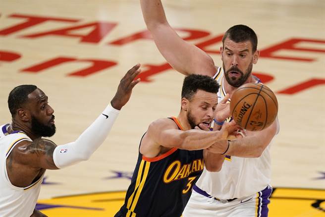 目前年薪最高的柯瑞(中)，如果联盟谈妥新的电视转播合约，2025年就能谈超过3亿美元的超级合约。(美联社资料照)