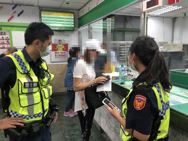 金湖派出所警员陈靖宇、谢旻臻2人火速赶到邮局，苦口婆心向吴女说明诈骗集团惯用的手法。（警方提供）