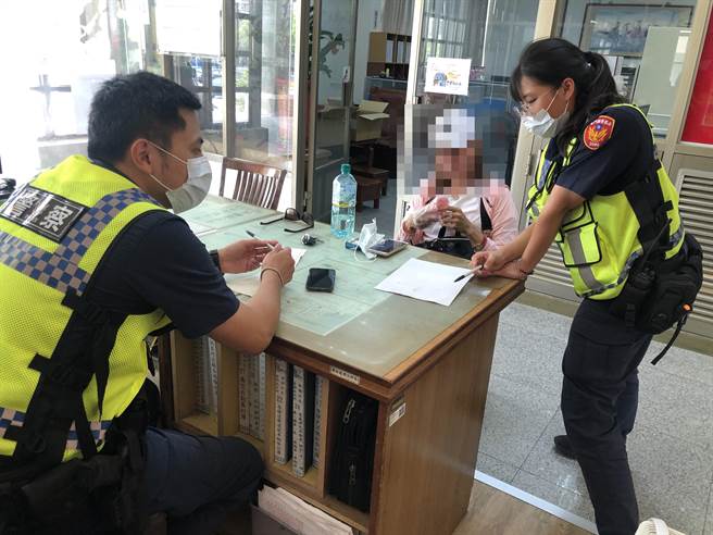 警方协助反覆查询，才让吴女打消匯款念头，保住辛苦钱15万元。（警方提供）