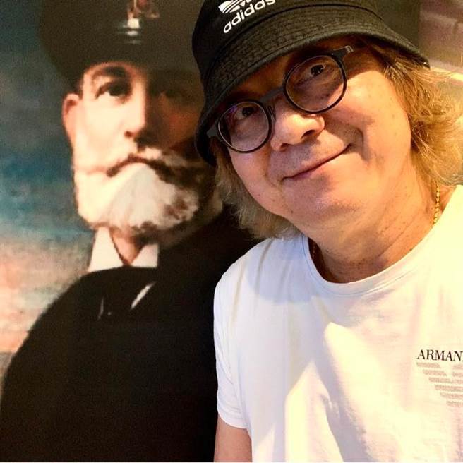 紀淵字與老船長合影。(圖/紀淵字提供)