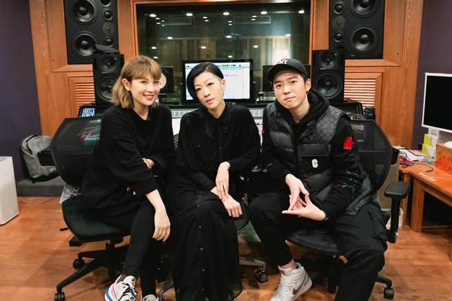蒋卓嘉（右起）找陈珊妮和魏如萱共同打造新单曲。（许雅淳传真）
