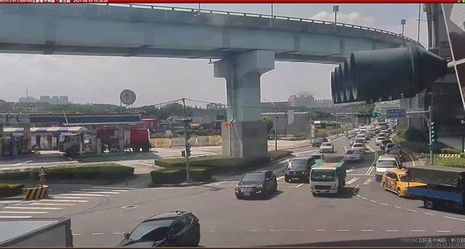 五股交流道新五路出現回堵情形。（新北市交通局提供）