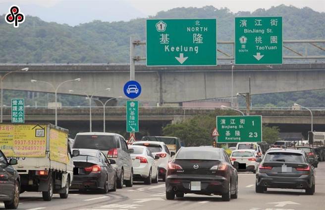 中秋连假首日，国道出现大量返乡及出游车潮。（本报资料照）